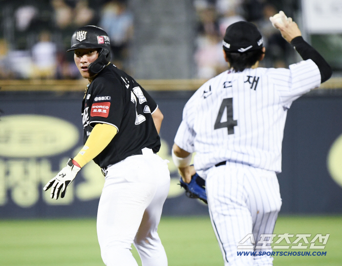  Ahn Hyunmin being chased
