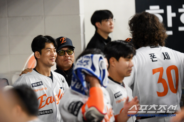  Choi Jae-hoon, Yang Sang-moon, coach, veteran catcher who pranks on Ponce Ace