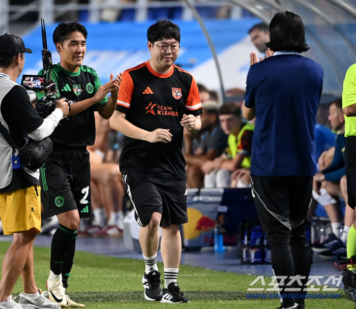  GAMST greets Uh Jeongwon