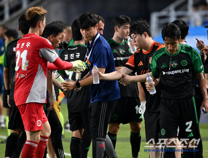  GAMST presents Cho Hyun-woo with a bottle of cold water