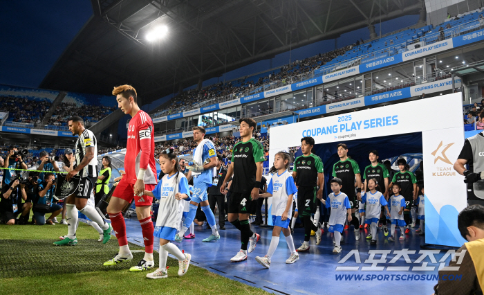 Jo Hyeon-woo enters holding his daughter's hand