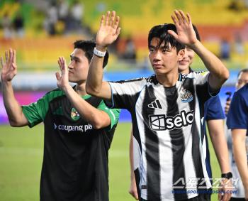  Jun Jinwoo Lee Dong-kyung greets K League fans