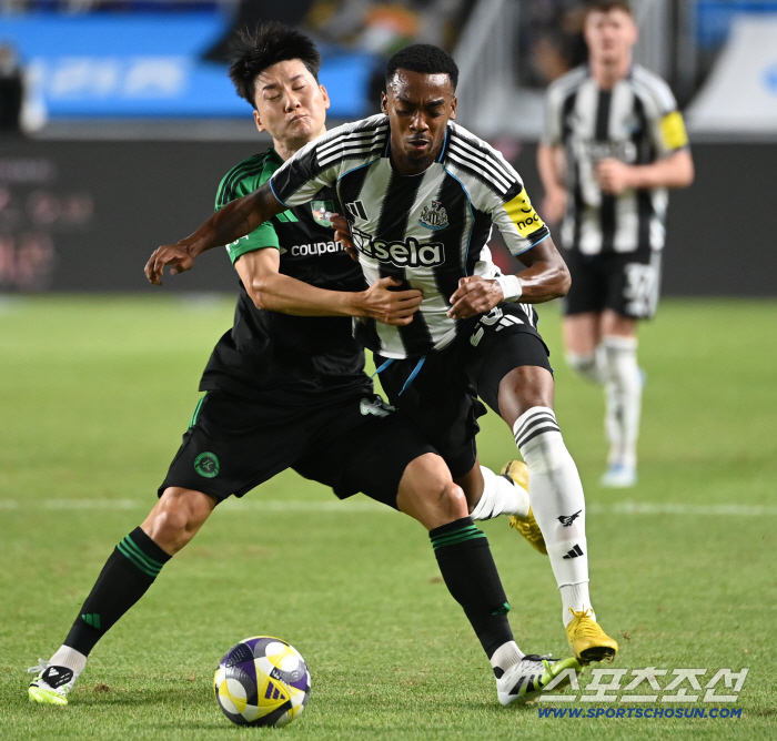  Kim Dong Hyun's defense to lock Joe Willock