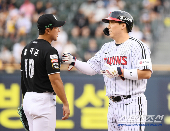  Kim Hyun-soo, congratulated by Hwang Jae-gyun, achieved 100 hits for 16 consecutive seasons