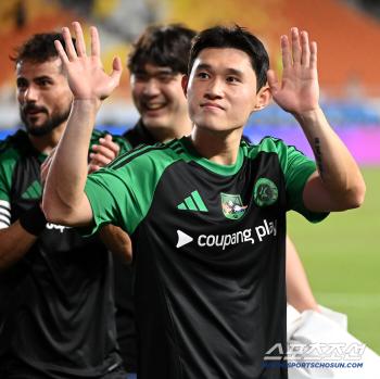  Lee Dongkyung and Sejin saying hello to their fans