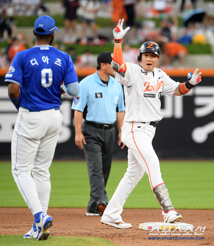  Let's make a timely hit from Ha Joo-seok's first pitch
