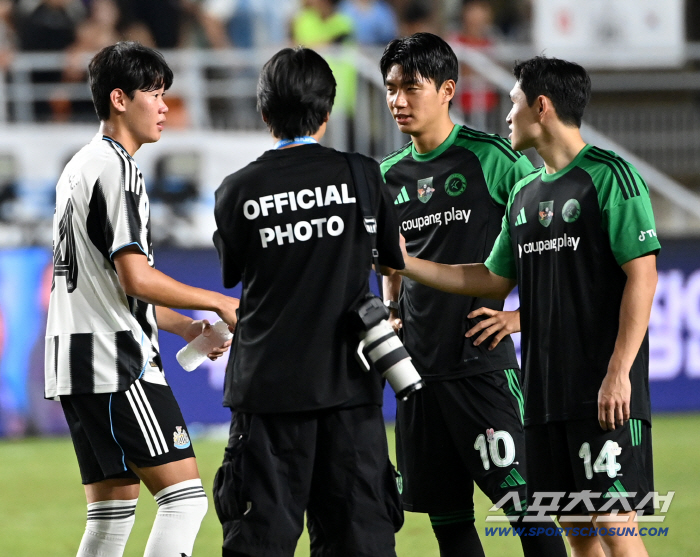  Newcastle Park Seung-soo, Jun Jin-woo, and Lee Dong-kyung greet each other