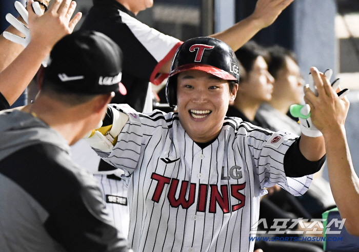  Park Kwan-woo explodes into a two-run shot after Super Catch
