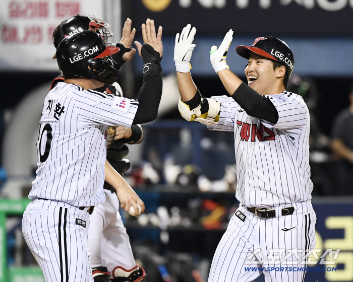  Park Kwan-woo has a two-run shot on the lake