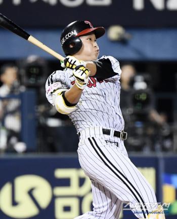  Park Kwanwoo bursts out his two-run shot