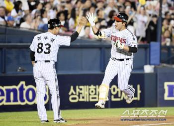  Park Kwanwoo, who made a two-run shot, jumps up!
