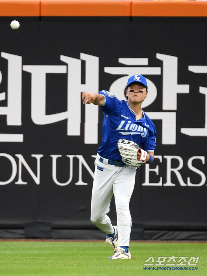  Park Seung-gyu caught Liberato's ball