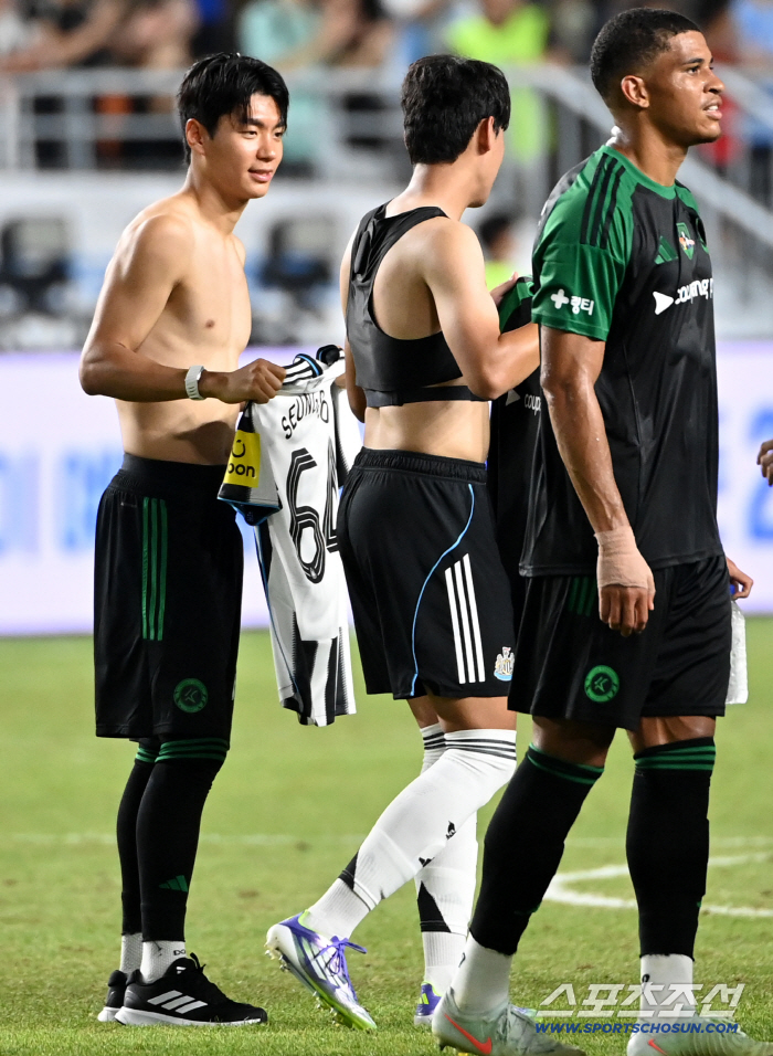  Park Seung-soo exchanged uniforms with Jun Jin-woo