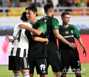  Park Seung-soo hugs Kim Young-kwon