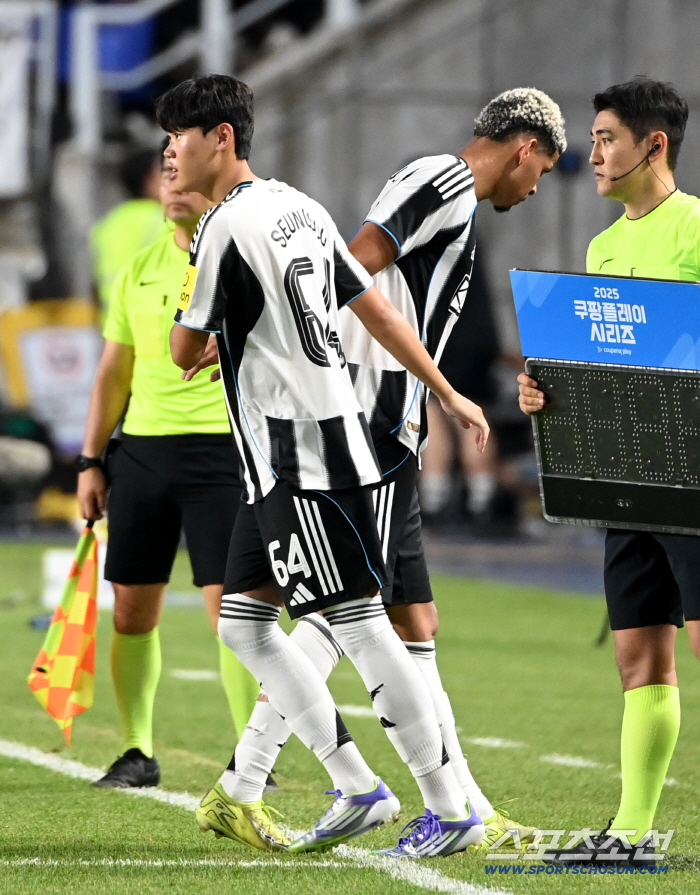  Park Seung-soo of Newcastle finally puts in the game