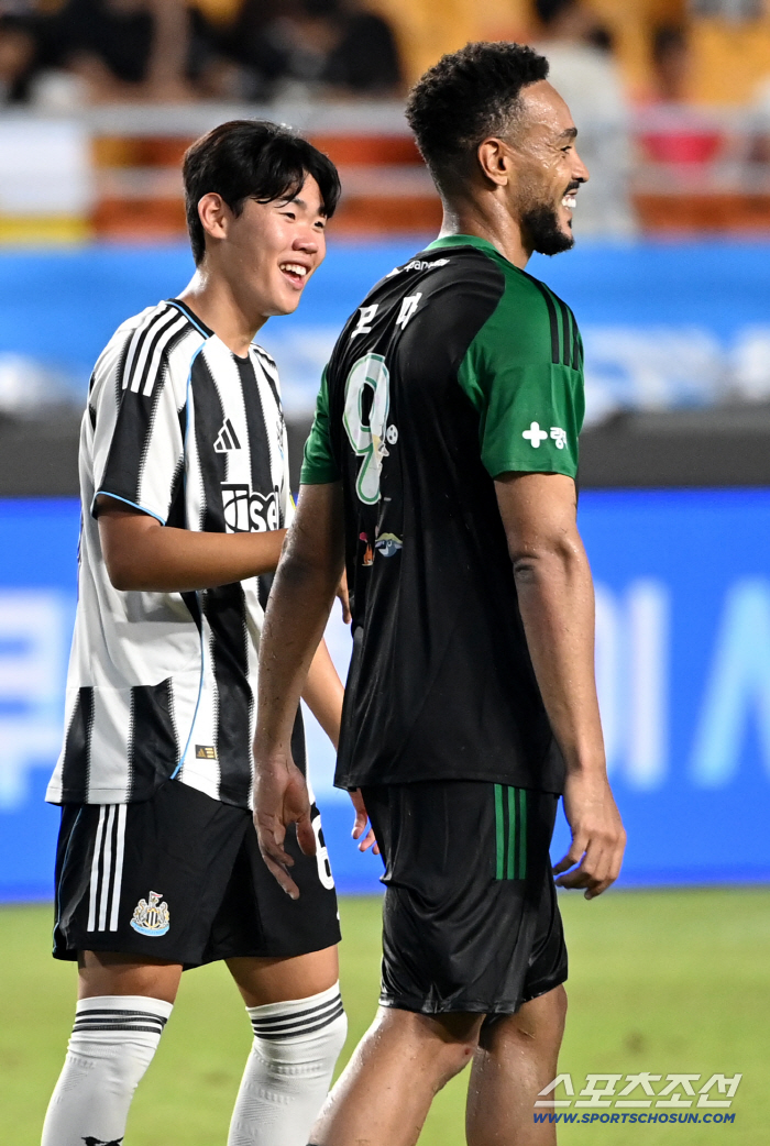  Park Seung-soo's smile at Mo-ta's story