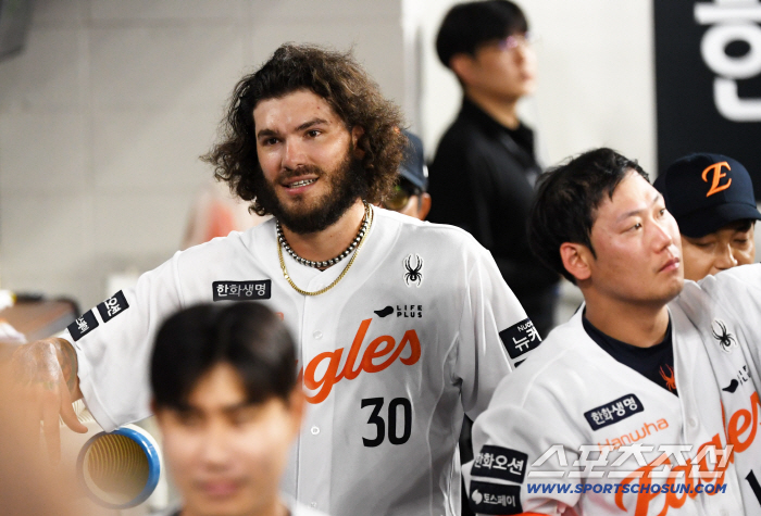  Ponce smiles at Yang Sang-moon's compliments