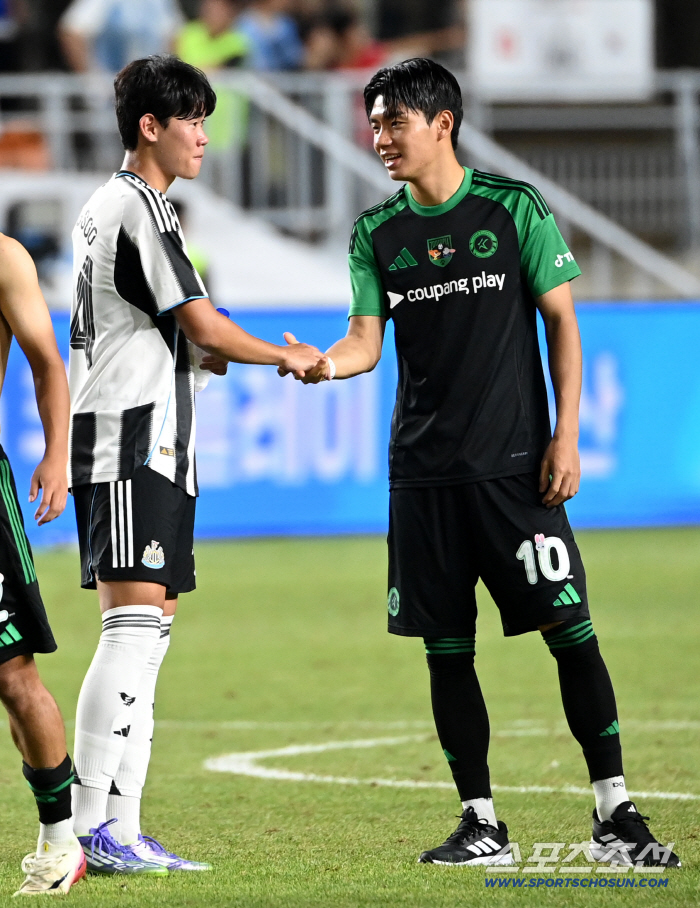 Shaking hands with Park Seungsoo and Jun Jinwoo