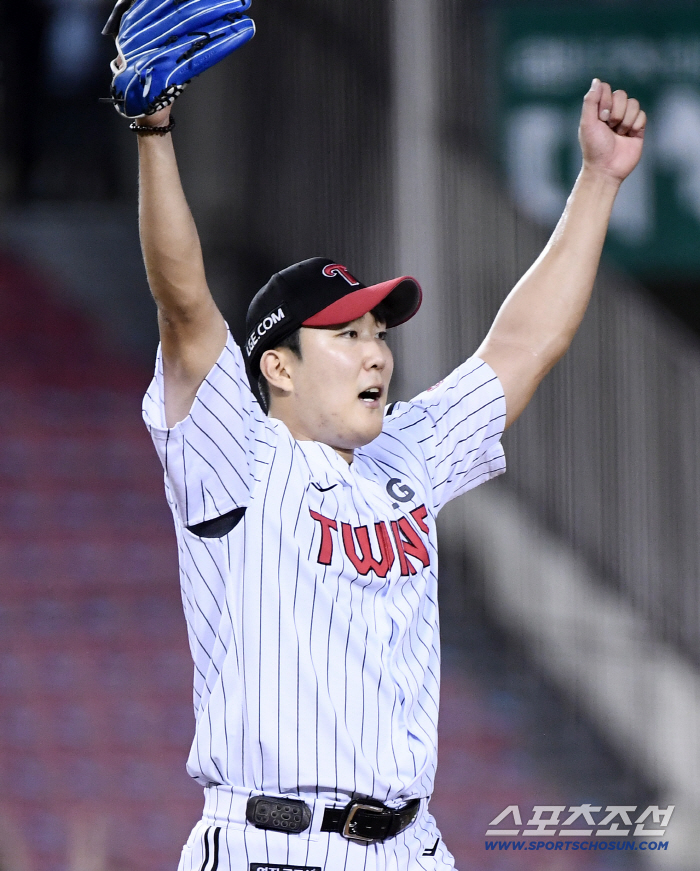  Son Joo-young cheering for Bae Jeong-dae's double play