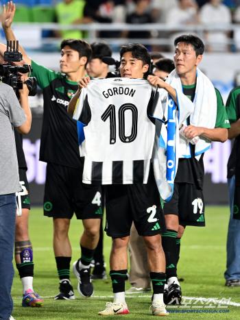  Uh Jungwon, Gordon got a uniform!