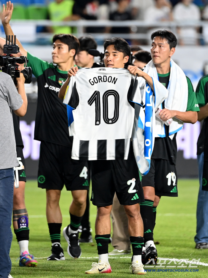  Uh Jungwon, Gordon got a uniform!