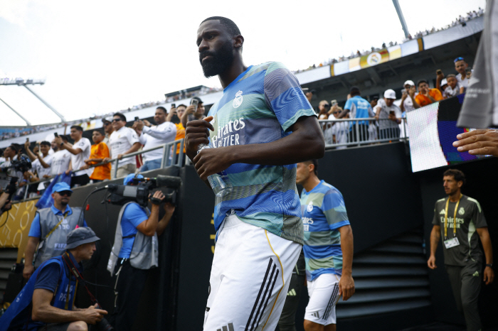 Players openly mocked → Throwing water bottles to referees  cursing eventually returned to karma, likely to be released without renewing contract despite injury fighting spirit