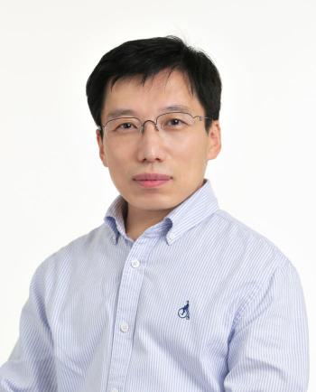 Professor Yang Byung-eun of Hallym University Sacred Heart Hospital presents an innovative case of digital ambulatory surgery at an academic conference