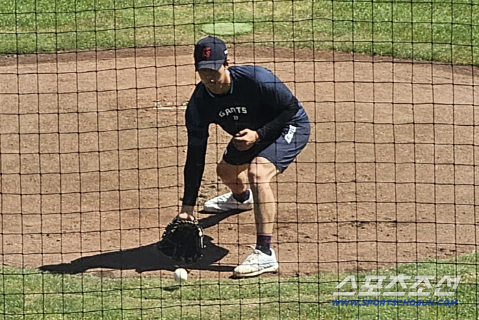 A ridiculous second base bad ball that made the double play first and third base. Hong Min-ki's defense training in the middle of the day. Step on it and throw it