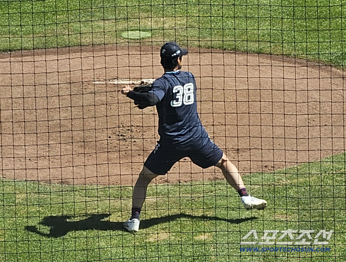 A ridiculous second base bad ball that made the double play first and third base. Hong Min-ki's defense training in the middle of the day. Step on it and throw it