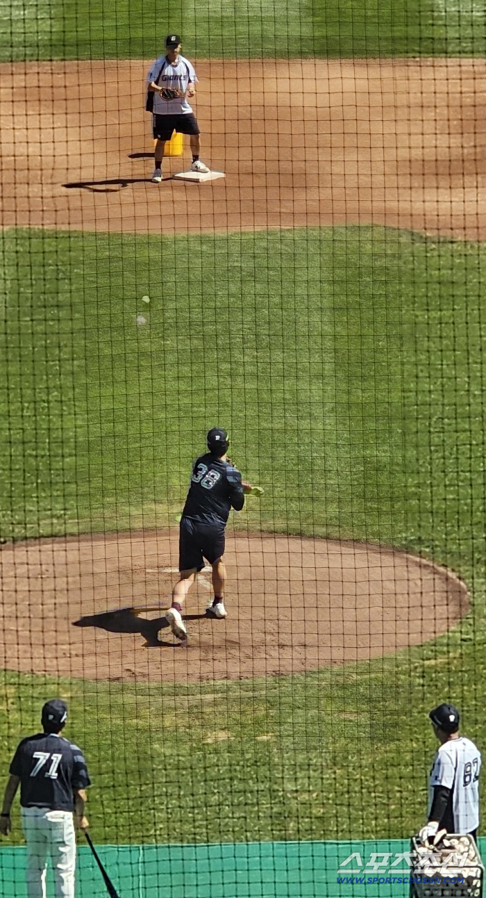 A ridiculous second base bad ball that made the double play first and third base. Hong Min-ki's defense training in the middle of the day. Step on it and throw it