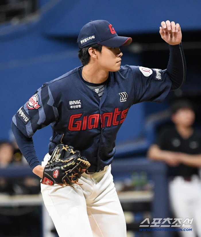 A ridiculous second base bad ball that made the double play first and third base. Hong Min-ki's defense training in the middle of the day. Step on it and throw it