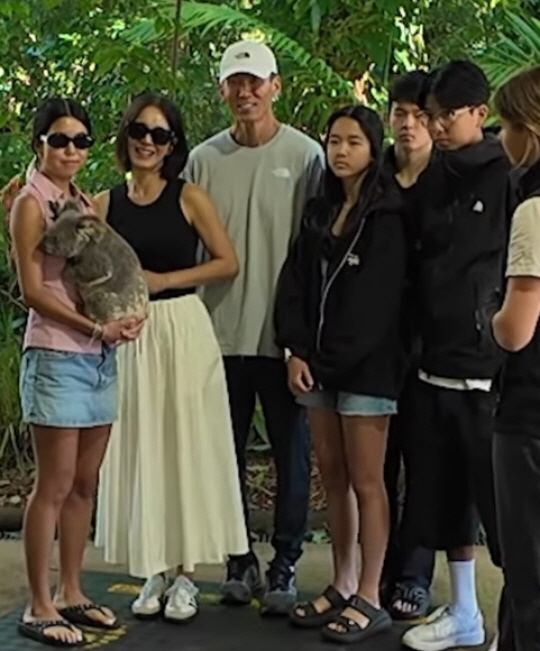 Sean ♥ Jeong Hye-young, big family photo..A special summer vacation with all four siblings