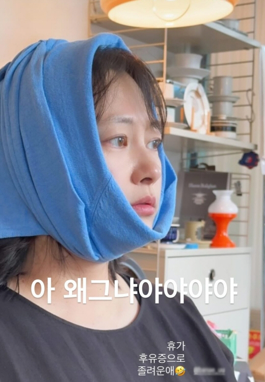Shin-ae, you've been on hiatus for 16 years..Even without makeup, she's still pretty