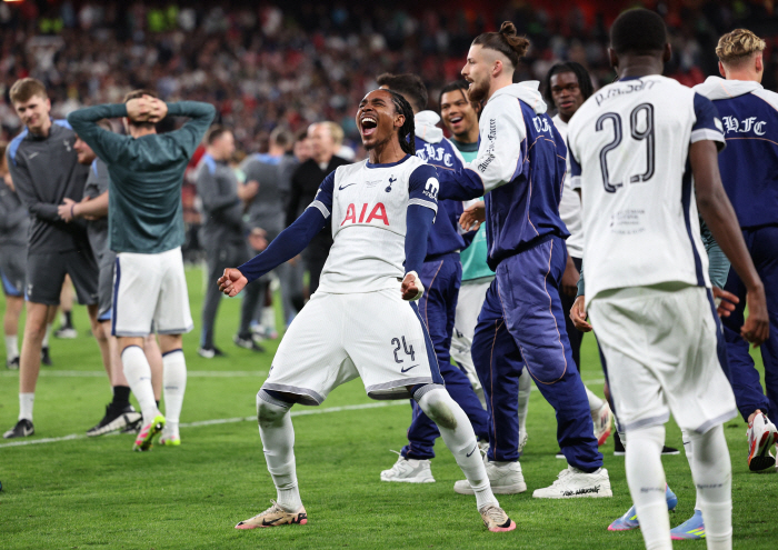 Shocking crazy tackle on a colleague! Tottenham, have you forgotten your injury nightmare…Asia Tour Injury Warning