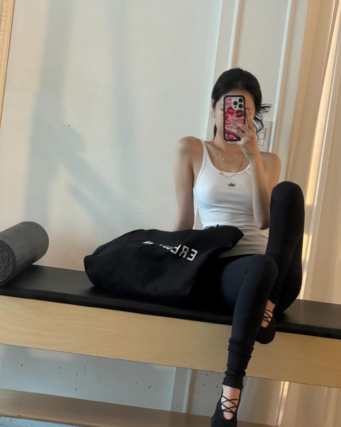 Son Na Eun, solid abs..Slim fit that doesn't get fat at all. It's eye catching
