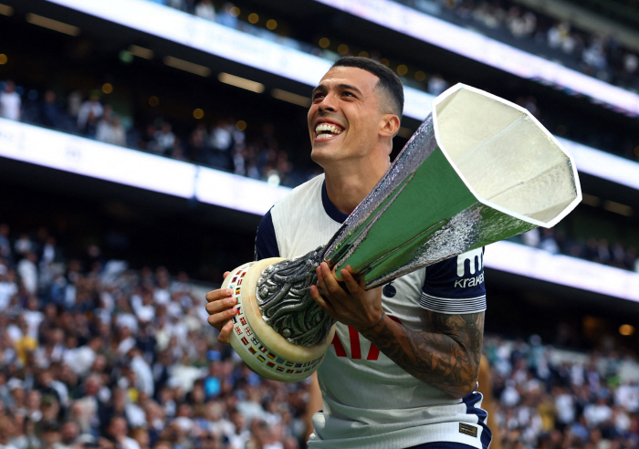 Tottenham's fans are on fire! Crazy tackle on training ground murder tackles point out that it's intentional