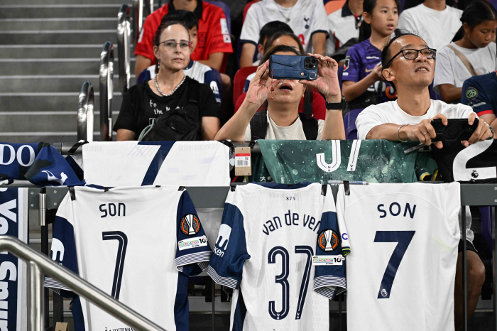 Turns out, Tottenham's ambitious recruiting center back for plantar fasciitis, injury creaking from the start...Frank's sigh. We don't even know when to come back