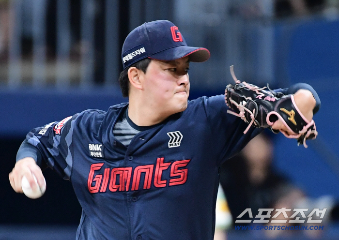 The warrior does not choose the battlefield. He also responded to the master's declaration of 'all-out' by finishing 160S. He stopped 1.1 innings in the eighth inning and became No. 1 in saves 