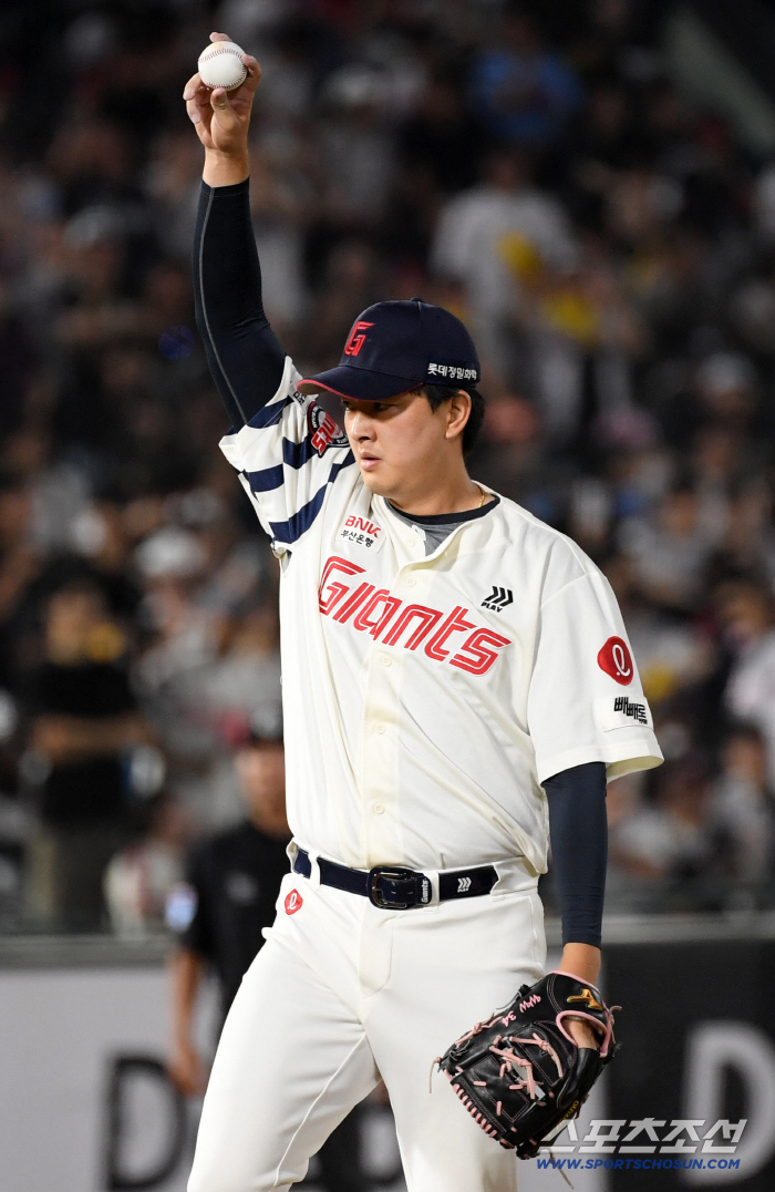 The warrior does not choose the battlefield. He also responded to the master's declaration of 'all-out' by finishing 160S. He stopped 1.1 innings in the eighth inning and became No. 1 in saves 