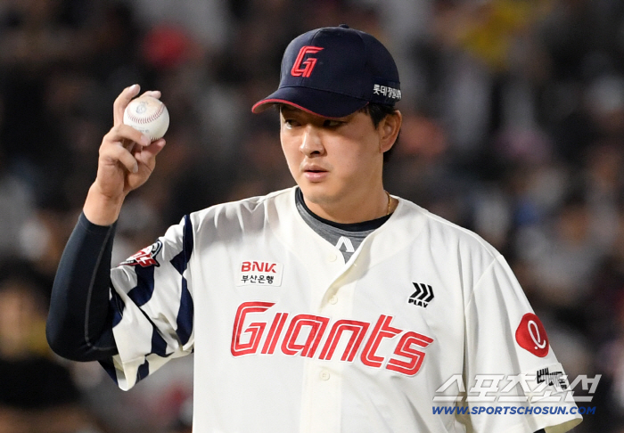 The warrior does not choose the battlefield. He also responded to the master's declaration of 'all-out' by finishing 160S. He stopped 1.1 innings in the eighth inning and became No. 1 in saves 