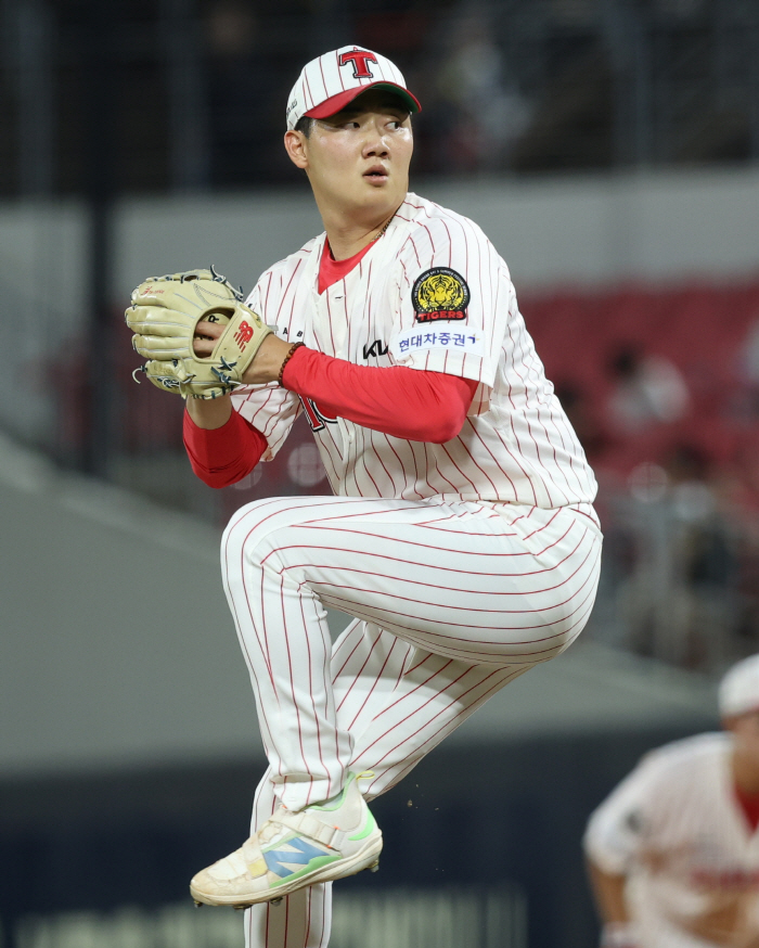 Wasn't it a fireballer? 142km tilt → KIA Kim Si-hoon took the mound for the first time. How did director Lee Beom-ho see it