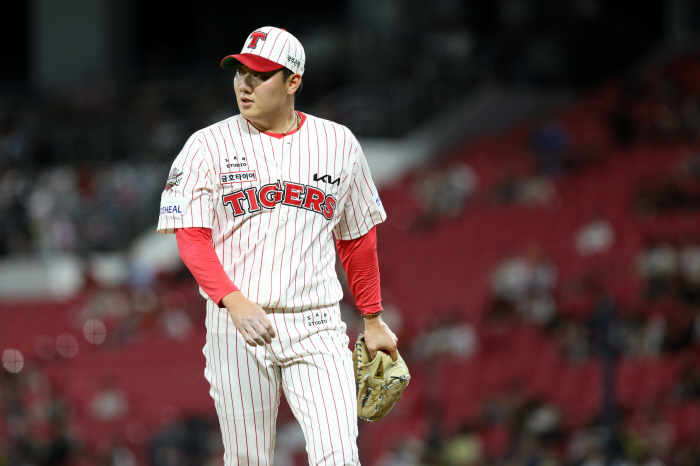 Wasn't it a fireballer? 142km tilt → KIA Kim Si-hoon took the mound for the first time. How did director Lee Beom-ho see it