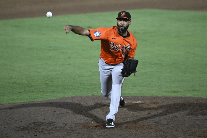 Why BAL pitcher who went to the dugout on the other side after DH Game 1? You're traded now. TOR bullpen reinforcement
