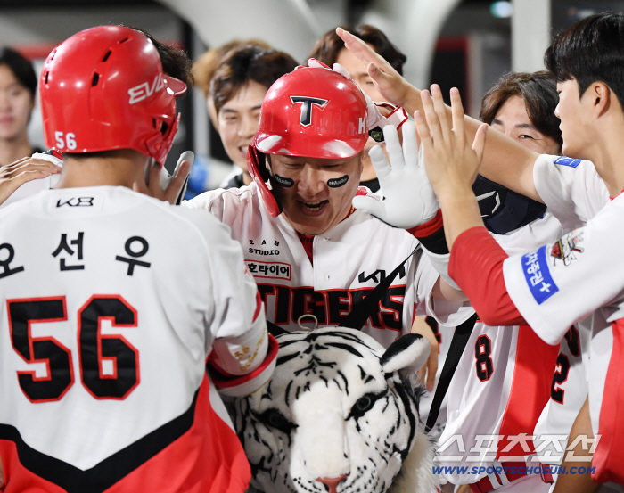 After all, it's Choi Hyungwoo and Na Sungbum! Jung Haeyoung, 32 pitches. Up to SV! KIA, it was hard.. Seven in a row, it's over! Strikes Back → 32 sweaty wins over Doosan