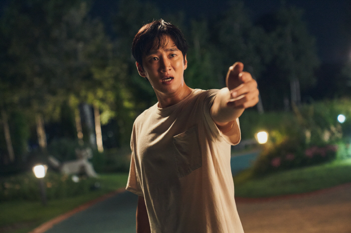 The devil moved in Ahn Bo-hyun, a harmless and pure unemployed young man...I'm writing a new life character