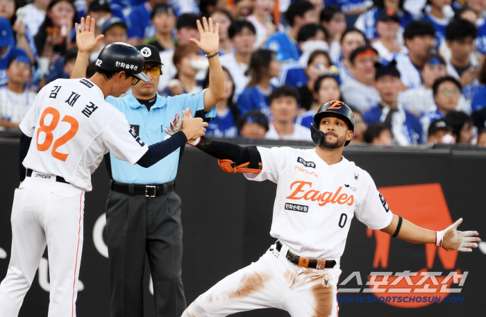 (Hands) Hey! This is the No. 1 team…During the game, Hanwha grabs Samsung and the Winning Series 
