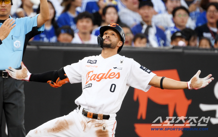 (Hands) Hey! This is the No. 1 team…During the game, Hanwha grabs Samsung and the Winning Series 