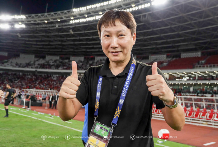 He's regretting that he kicked out the master Shin TaeyongWhy doesn't Indonesia have a director like Kim Sang-sik? I'm lamenting