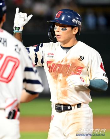 Hwang Sung-bin and Ko Seung-min → Ko Seung-min and Son Ho-young → Jang Doo-sung and Ko Seung-min. The leadoff changed again. I'm looking for a table setter to lead Lotte