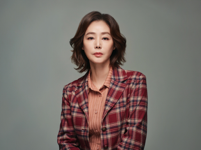 Kim Seong-ryeong stars in the play Rosetta...Modern medical pioneer Sherwood Hall draws a biography